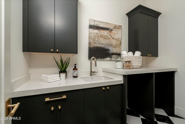 3923 E HEATHERBRAE Drive, Phoenix, AZ 85018