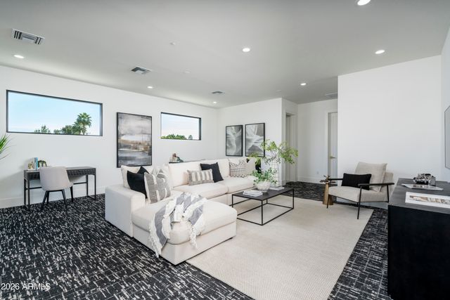 3923 E HEATHERBRAE Drive, Phoenix, AZ 85018