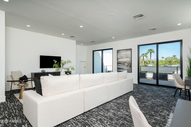 3923 E HEATHERBRAE Drive, Phoenix, AZ 85018