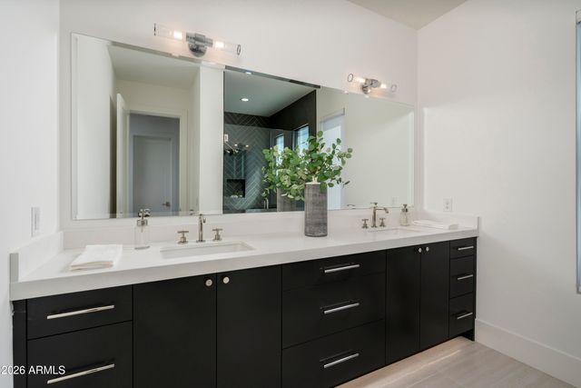 3923 E HEATHERBRAE Drive, Phoenix, AZ 85018