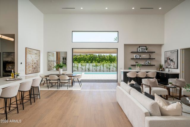 3923 E HEATHERBRAE Drive, Phoenix, AZ 85018