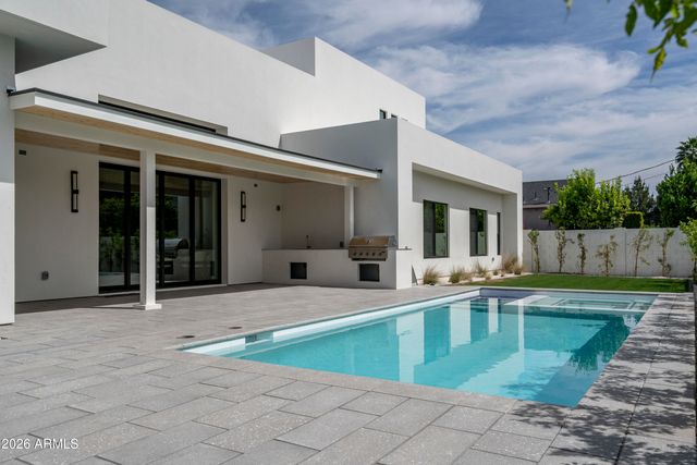 3923 E HEATHERBRAE Drive, Phoenix, AZ 85018