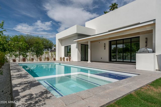 3923 E HEATHERBRAE Drive, Phoenix, AZ 85018