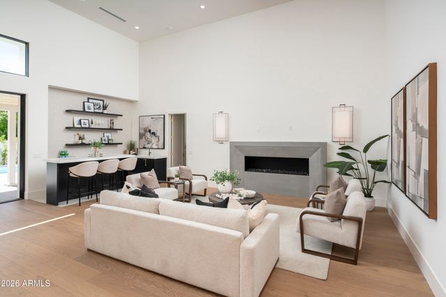 3923 E HEATHERBRAE Drive, Phoenix, AZ 85018