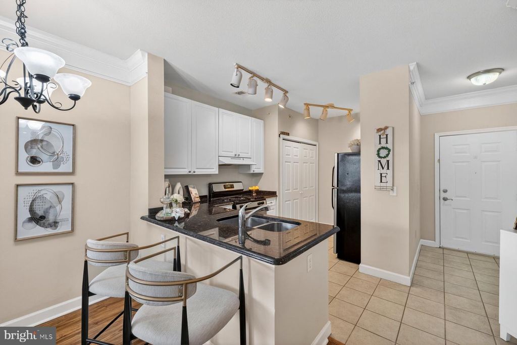 Image 4 of property listing at 501 HUNGERFORD DR #430, Rockville, MD 20850