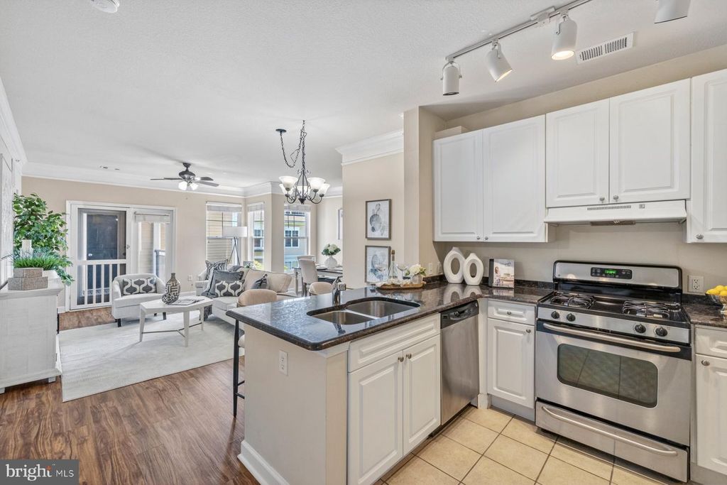 Image 5 of property listing at 501 HUNGERFORD DR #430, Rockville, MD 20850