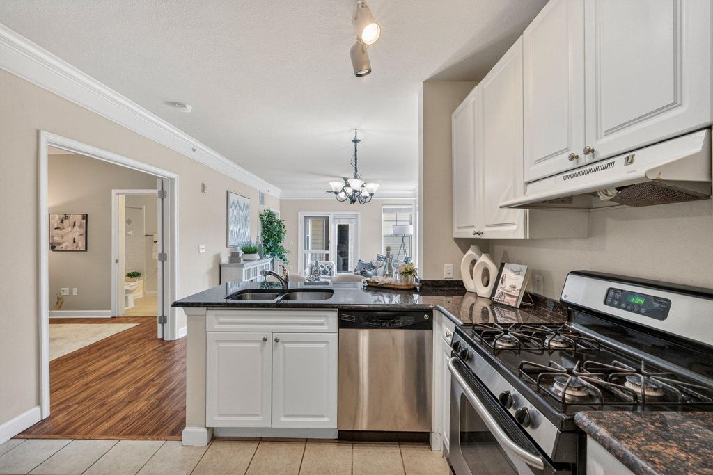 Image 6 of property listing at 501 HUNGERFORD DR #430, Rockville, MD 20850