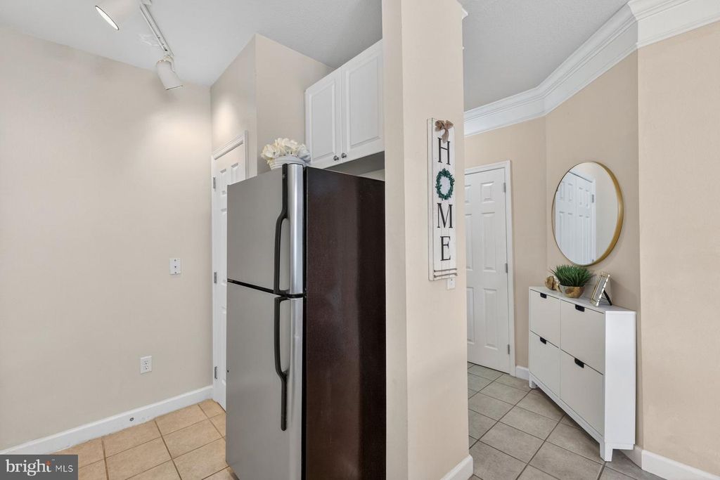 Image 7 of property listing at 501 HUNGERFORD DR #430, Rockville, MD 20850