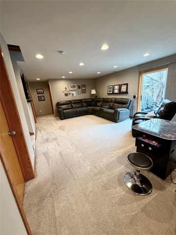 4385 Meadow Valley Drive, West Des Moines, IA 50265