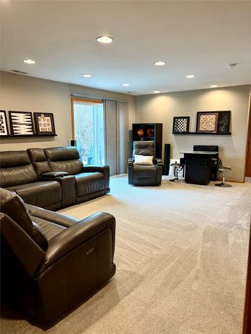 4385 Meadow Valley Drive, West Des Moines, IA 50265