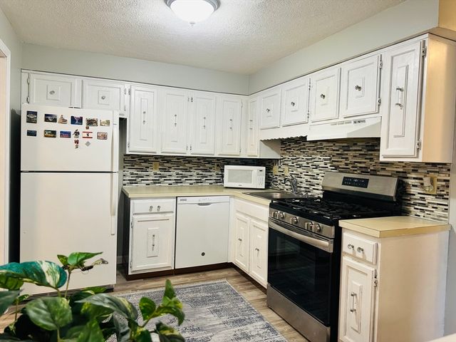 47 Apache Way 47, Tewksbury, MA 01876