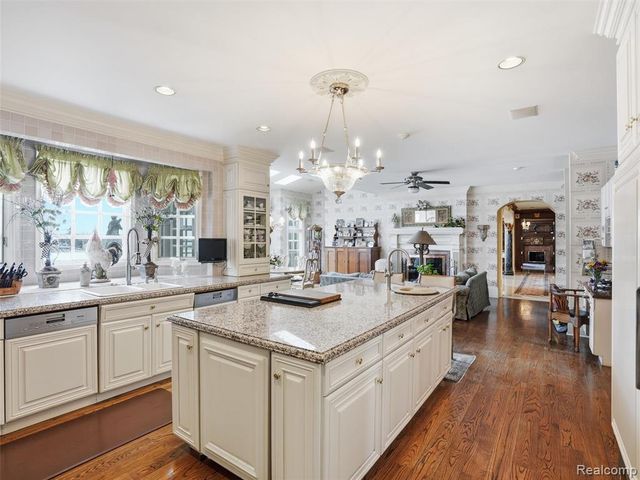 3075 Heron Pointe Drive, Bloomfield Hills, MI 48302