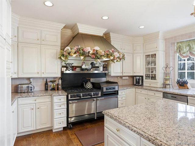 3075 Heron Pointe Drive, Bloomfield Hills, MI 48302