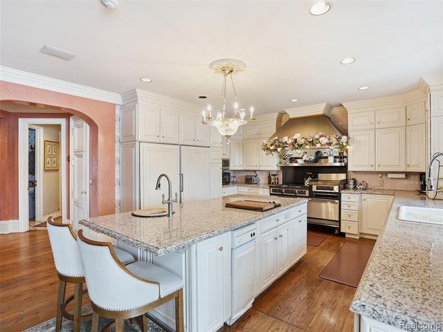 3075 Heron Pointe Drive, Bloomfield Hills, MI 48302