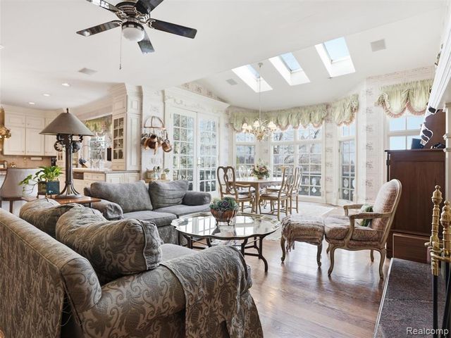 3075 Heron Pointe Drive, Bloomfield Hills, MI 48302