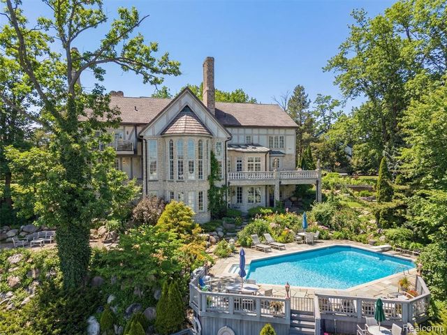 3075 Heron Pointe Drive, Bloomfield Hills, MI 48302