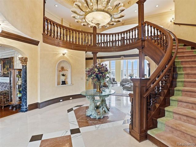 3075 Heron Pointe Drive, Bloomfield Hills, MI 48302