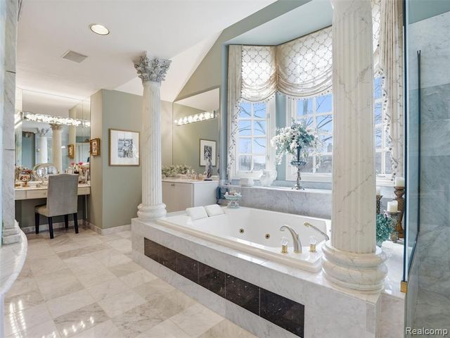 3075 Heron Pointe Drive, Bloomfield Hills, MI 48302