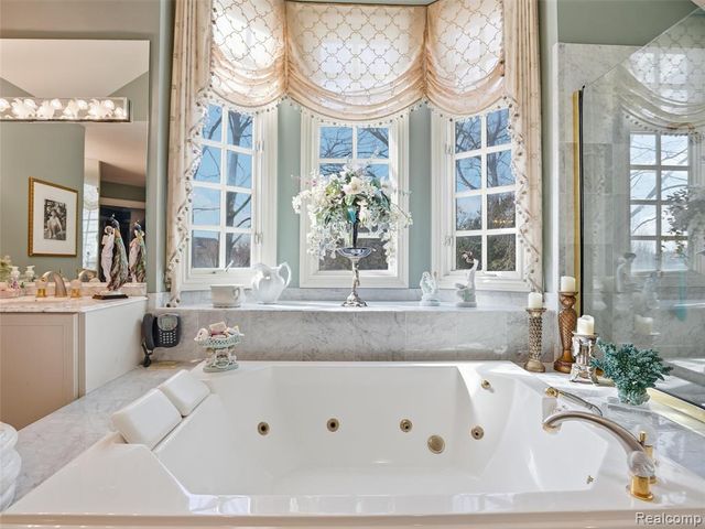 3075 Heron Pointe Drive, Bloomfield Hills, MI 48302