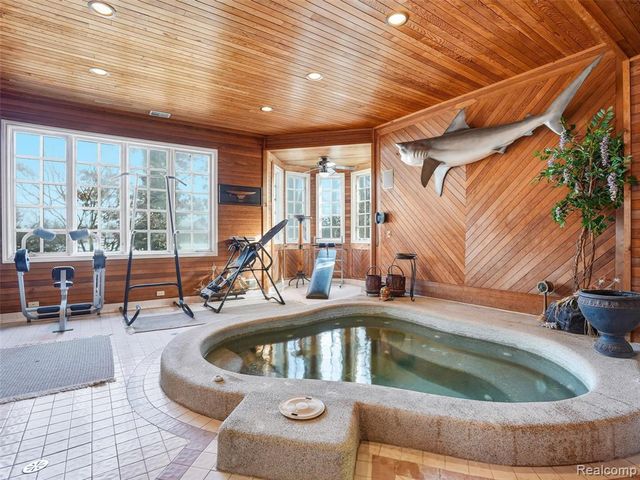 3075 Heron Pointe Drive, Bloomfield Hills, MI 48302