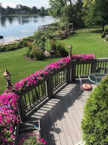 3075 Heron Pointe Drive, Bloomfield Hills, MI 48302