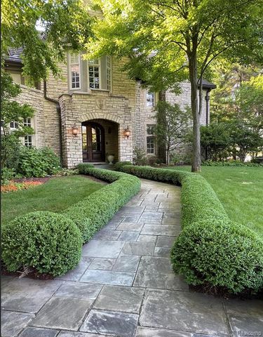 3075 Heron Pointe Drive, Bloomfield Hills, MI 48302