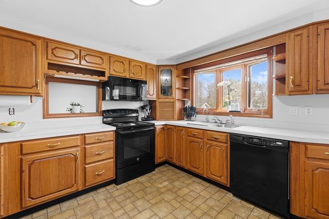 415 Chase Rd, Dartmouth, MA 02747