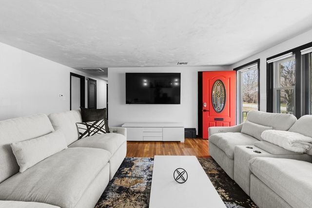 415 Chase Rd, Dartmouth, MA 02747