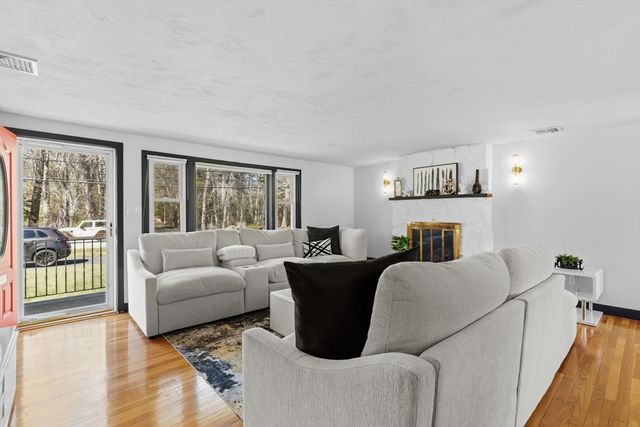415 Chase Rd, Dartmouth, MA 02747