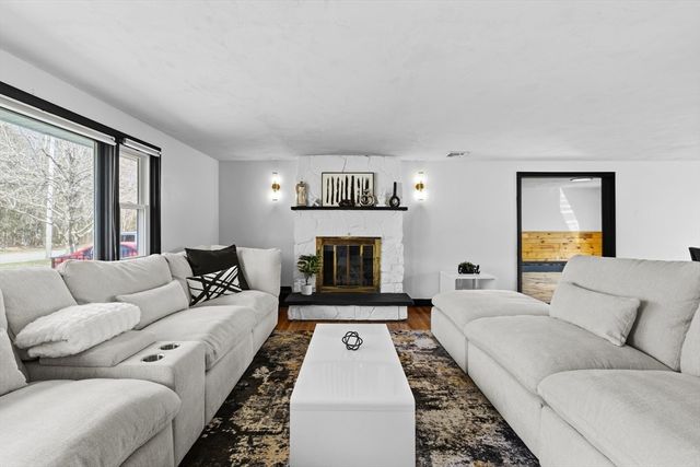 415 Chase Rd, Dartmouth, MA 02747