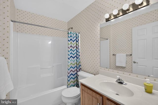 4690 BLUE GRASS LN, Macungie, PA 18062