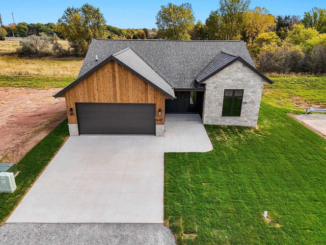 397 FARMHOUSE LANE, Combined Locks, WI 54113
