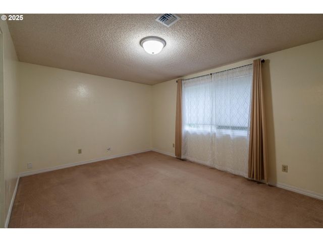 1270 FORD Ln, North Bend, OR 97459