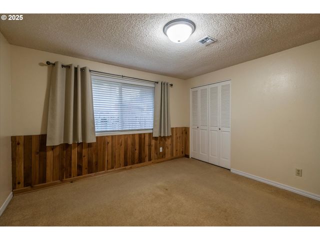 1270 FORD Ln, North Bend, OR 97459