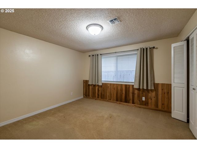 1270 FORD Ln, North Bend, OR 97459