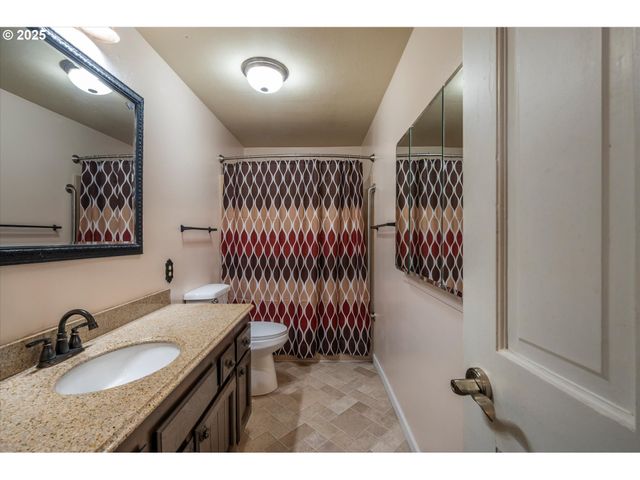 1270 FORD Ln, North Bend, OR 97459