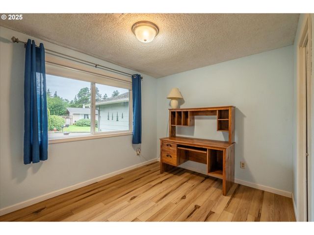 1270 FORD Ln, North Bend, OR 97459