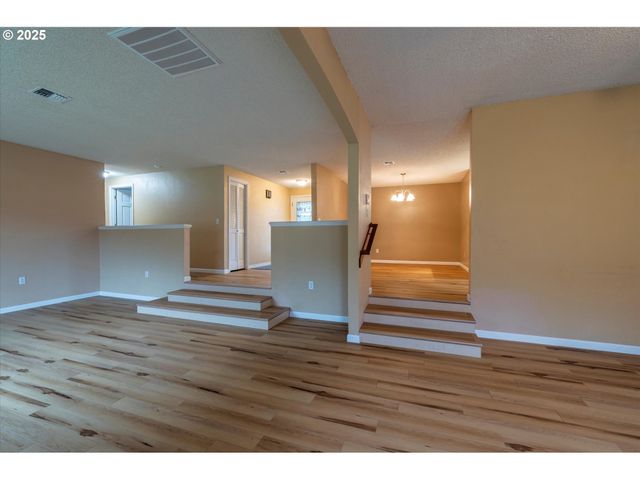 1270 FORD Ln, North Bend, OR 97459