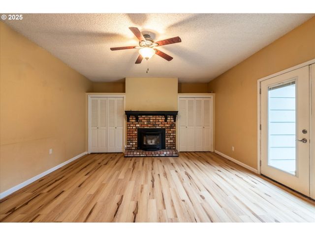 1270 FORD Ln, North Bend, OR 97459