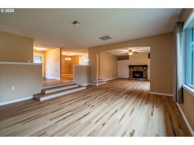 1270 FORD Ln, North Bend, OR 97459