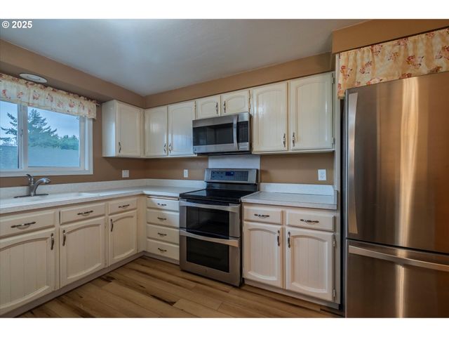 1270 FORD Ln, North Bend, OR 97459