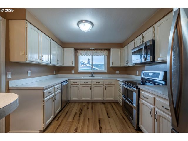 1270 FORD Ln, North Bend, OR 97459