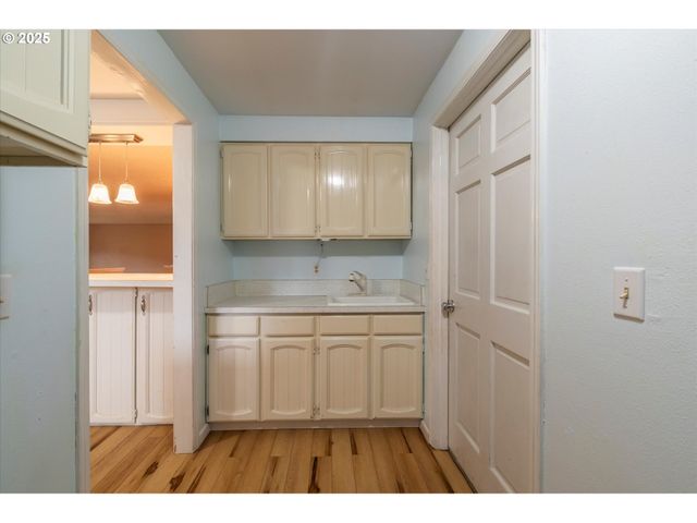 1270 FORD Ln, North Bend, OR 97459