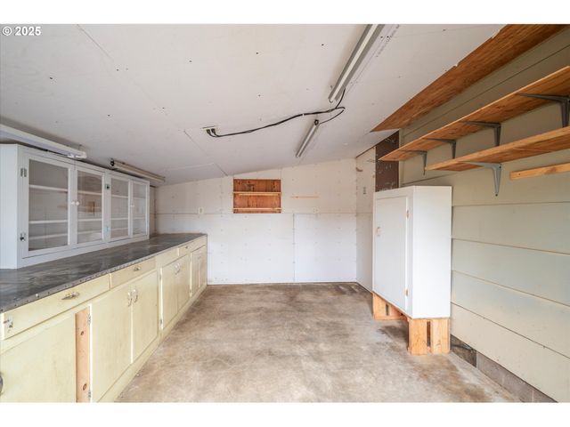 1270 FORD Ln, North Bend, OR 97459