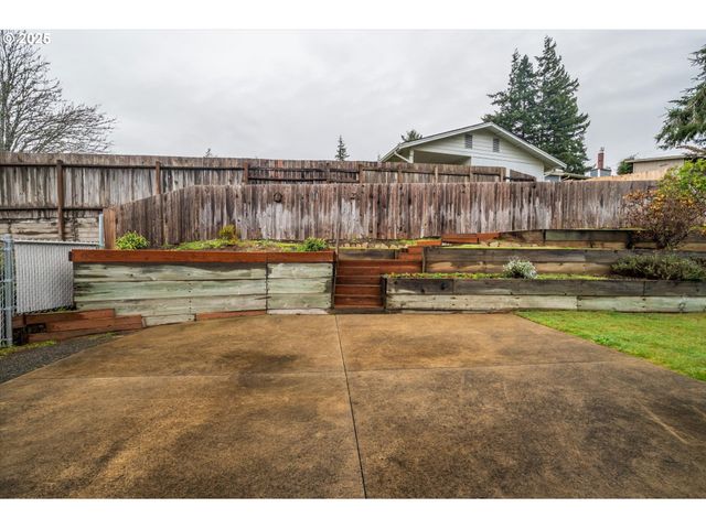 1270 FORD Ln, North Bend, OR 97459