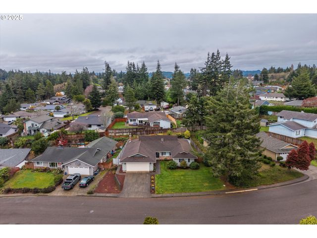 1270 FORD Ln, North Bend, OR 97459