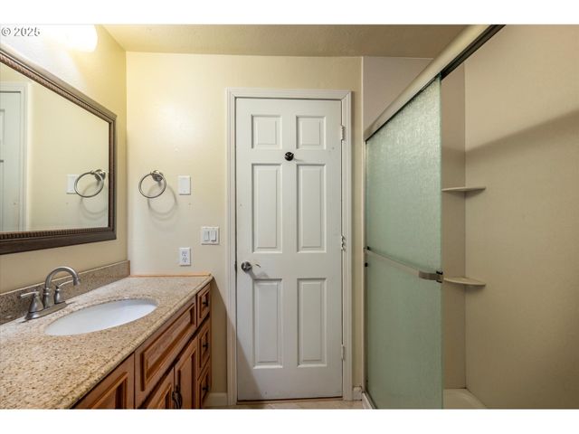 1270 FORD Ln, North Bend, OR 97459