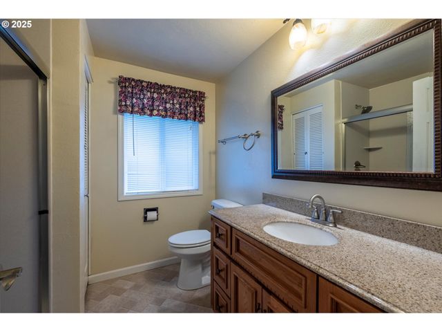 1270 FORD Ln, North Bend, OR 97459