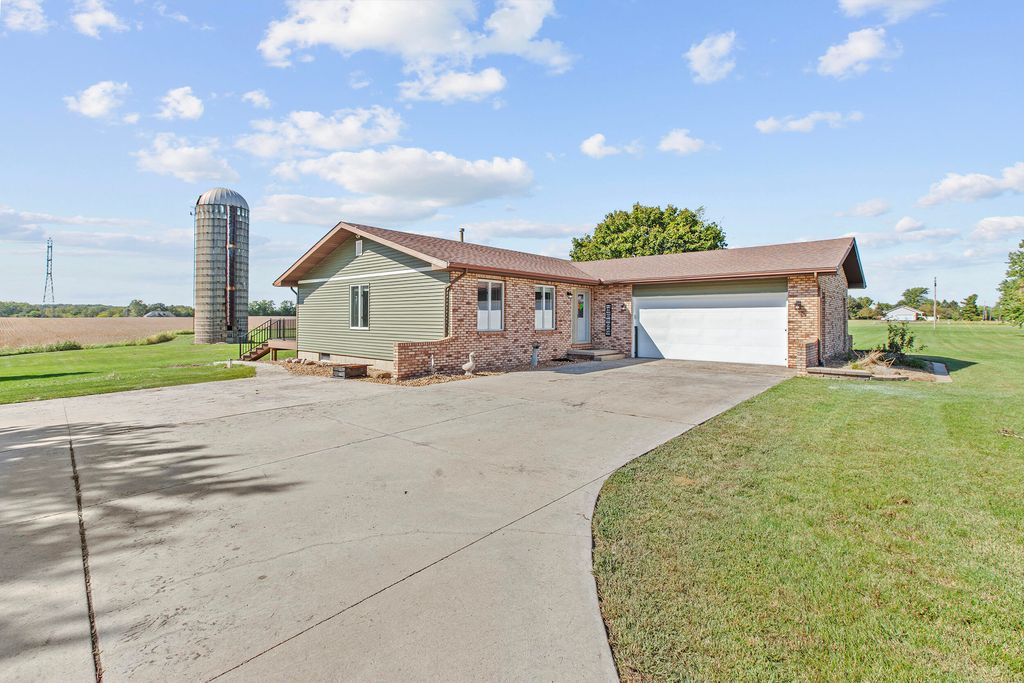 176 S 200 W, Valparaiso, IN 46385