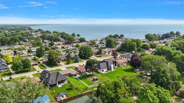 22510 Ardmore Park Drive, Saint Clair Shores, MI 48081